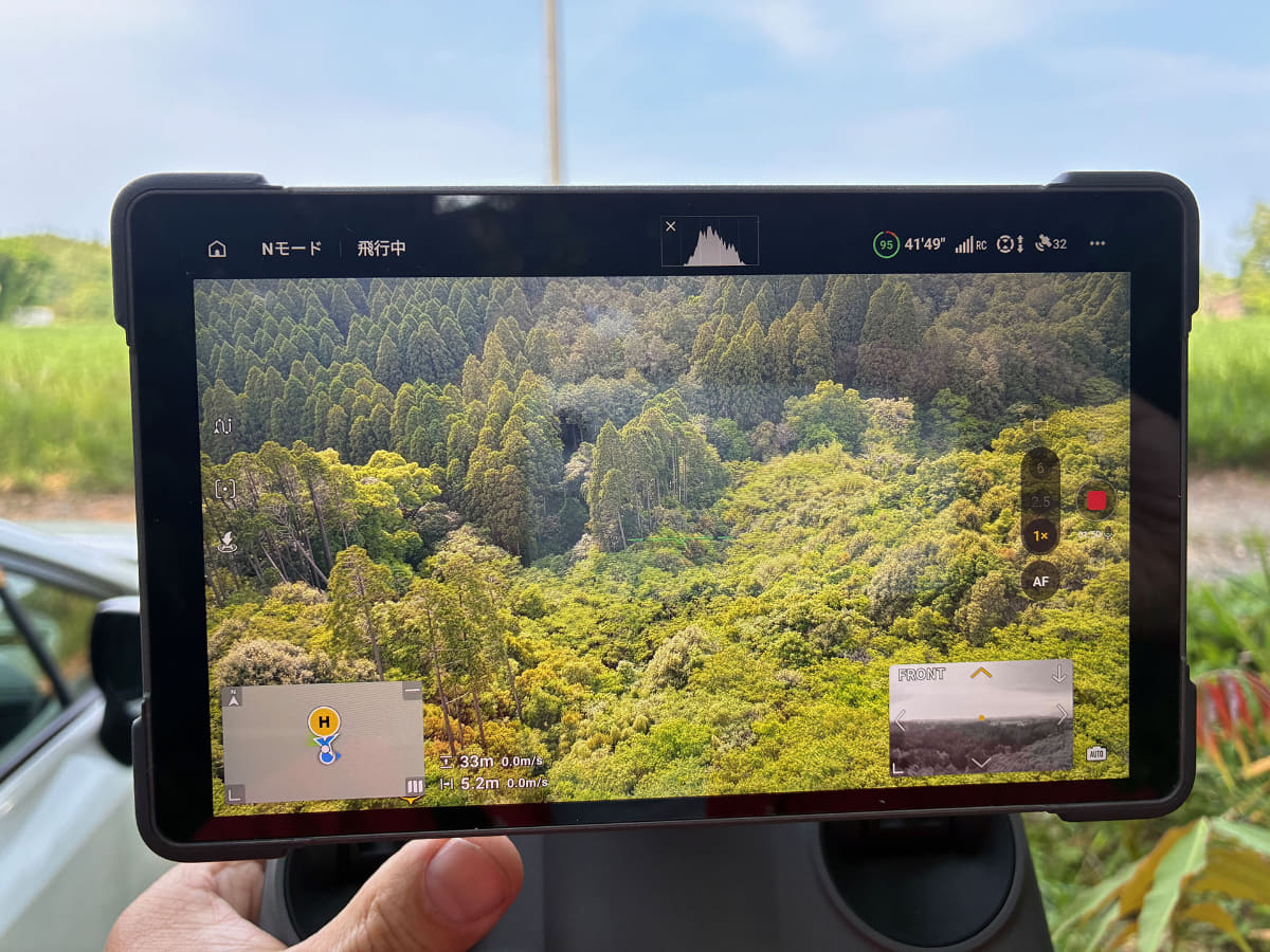 飛行中には小画面で前方や下方などビジョンセンサーが捉えている状況が表示できる