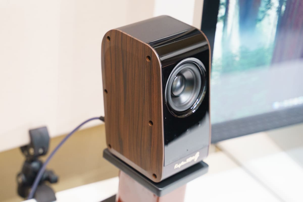 「KS-11GN/W(ウォールナット)」。下部のスタンドは付属しない