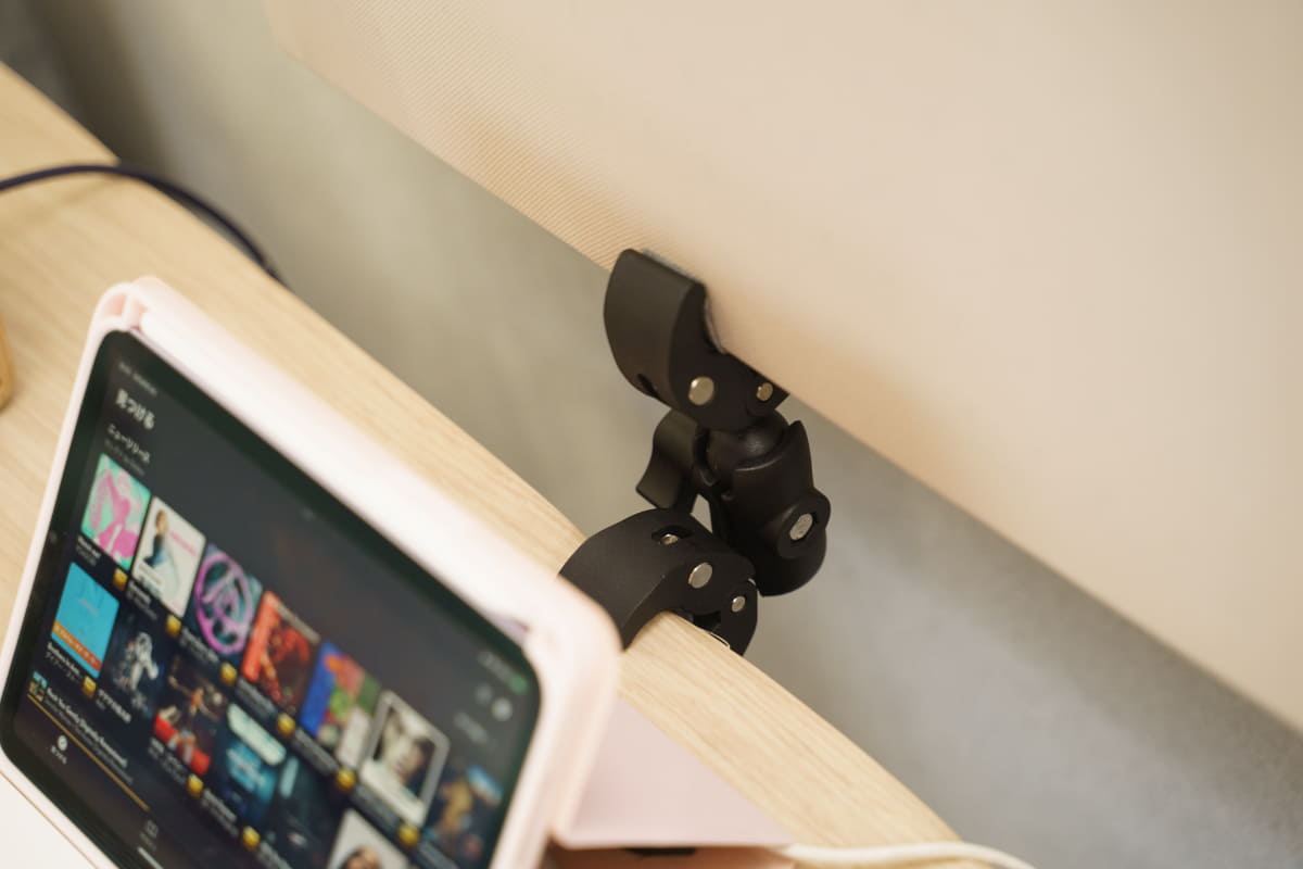 付属はしないが、このようなクランプなどを活用して固定するイメージだという