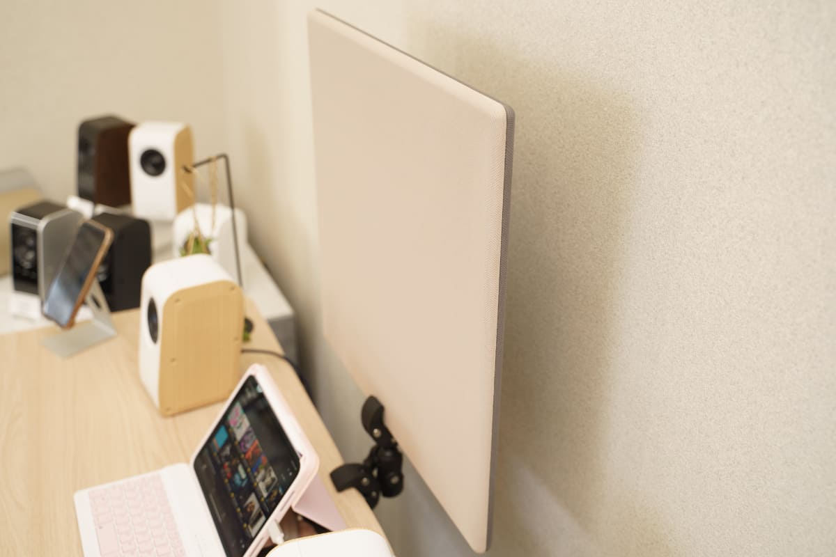 付属はしないが、このようなクランプなどを活用して固定するイメージだという