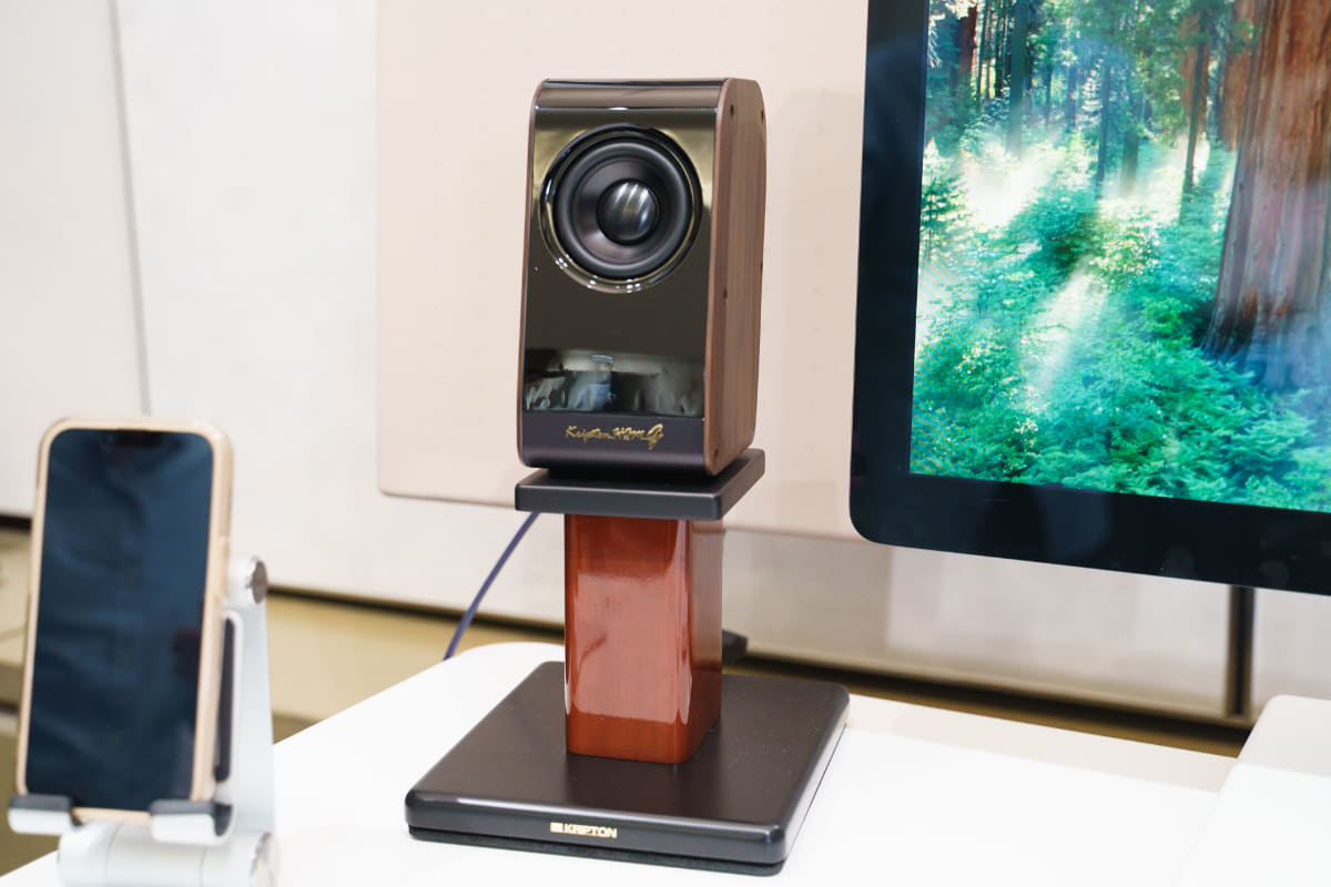 新スピーカー「KS-11GN/W」と、試作中の本格スタンドを組み合わせたところ