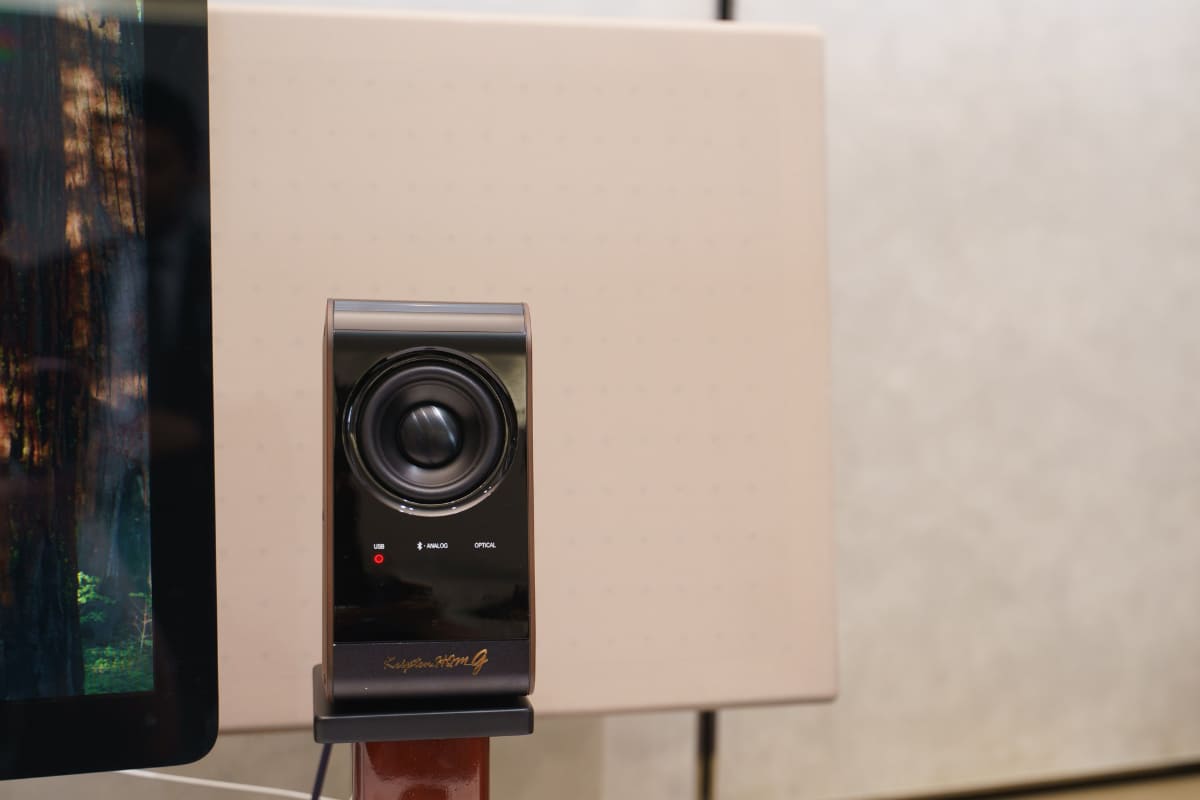 付属はしないが、このようなクランプなどを活用して固定するイメージだという