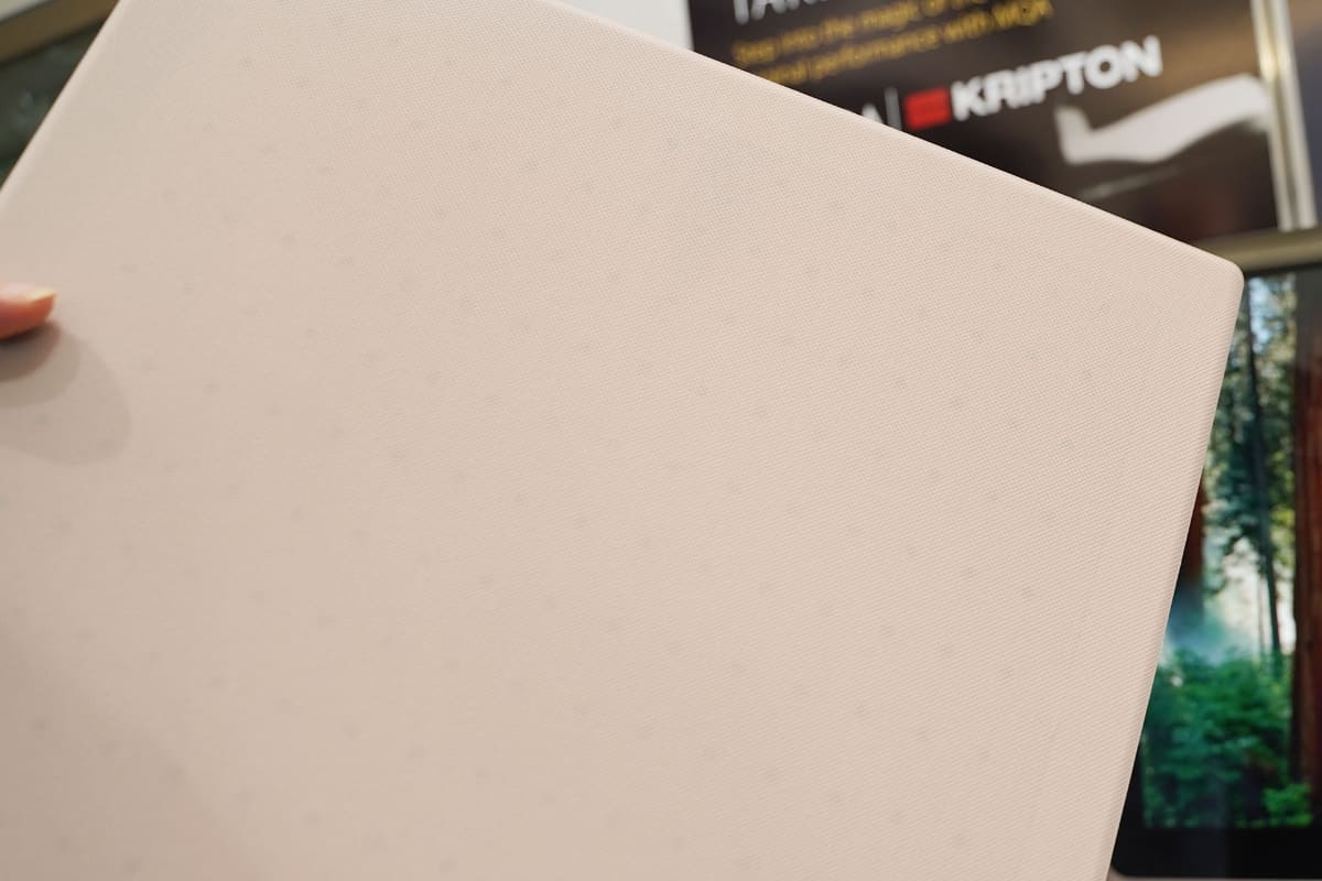 表面には穴あきボードを配置している