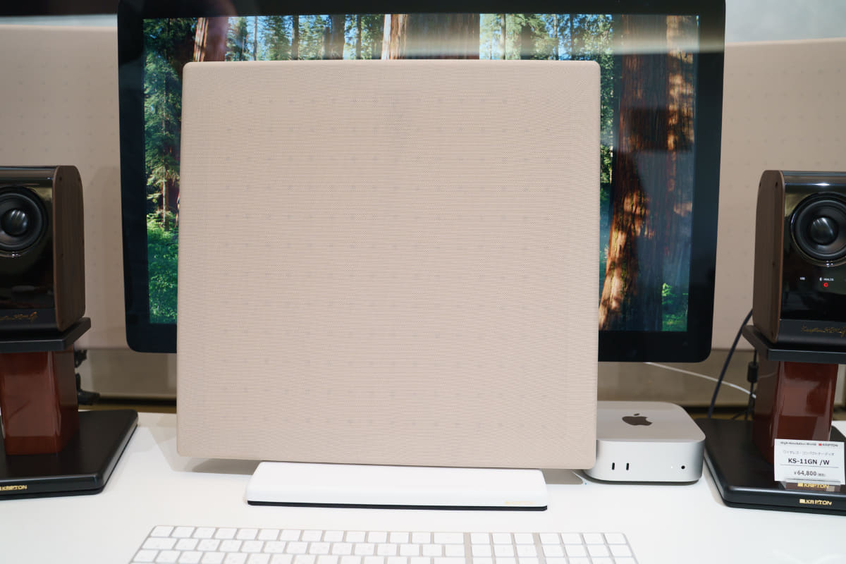 ディスプレイの前に立てかけてみる