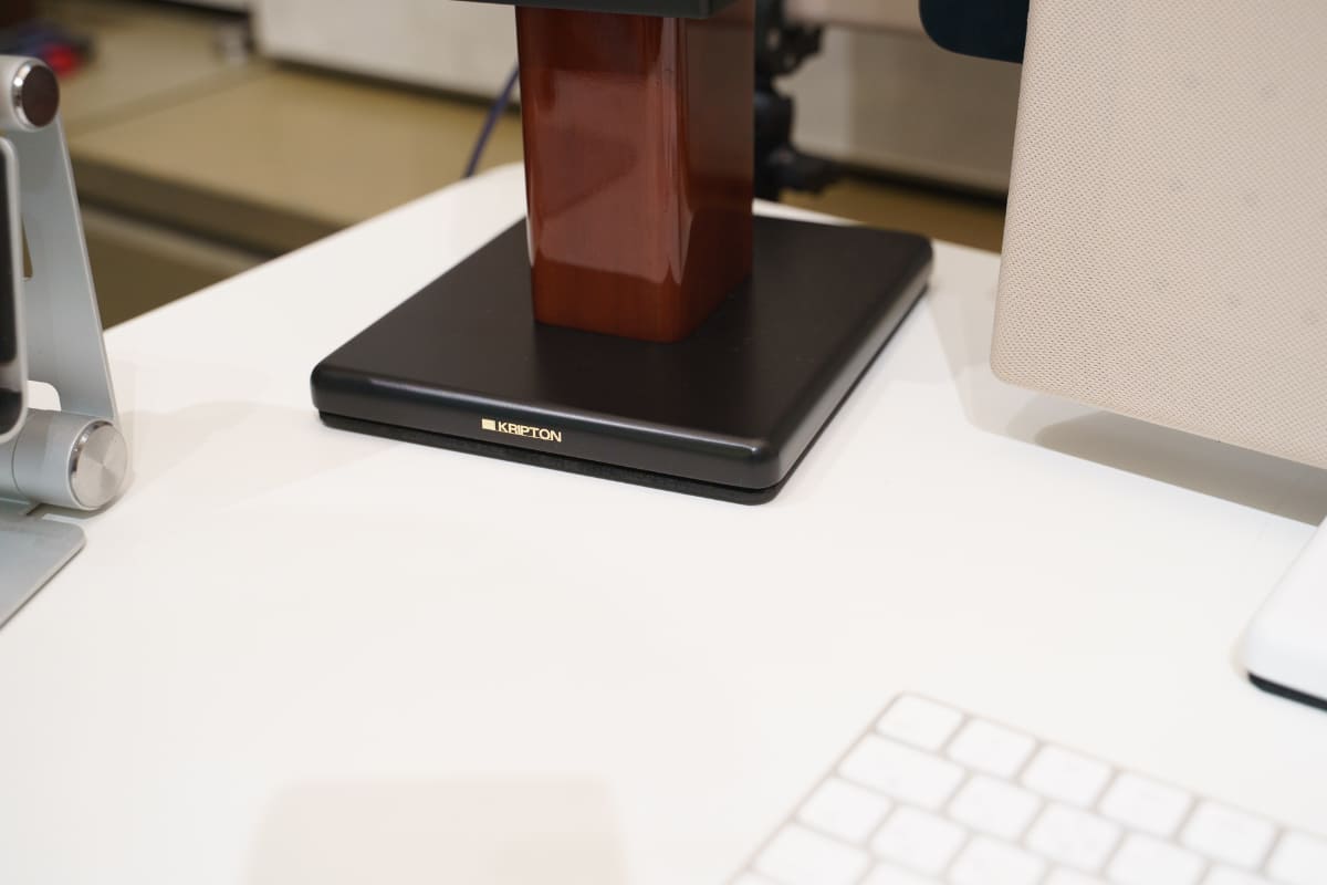 スピーカーの振動を机に伝えない。なお、底板には鉄球サンドが入っているので、スタンドを手に持って揺すると、サラサラと音がする