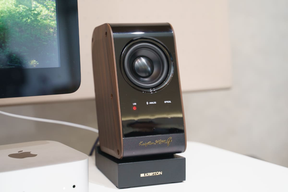 昇降デスクと組み合わせて、耳とユニットの位置を揃えるというのも面白い