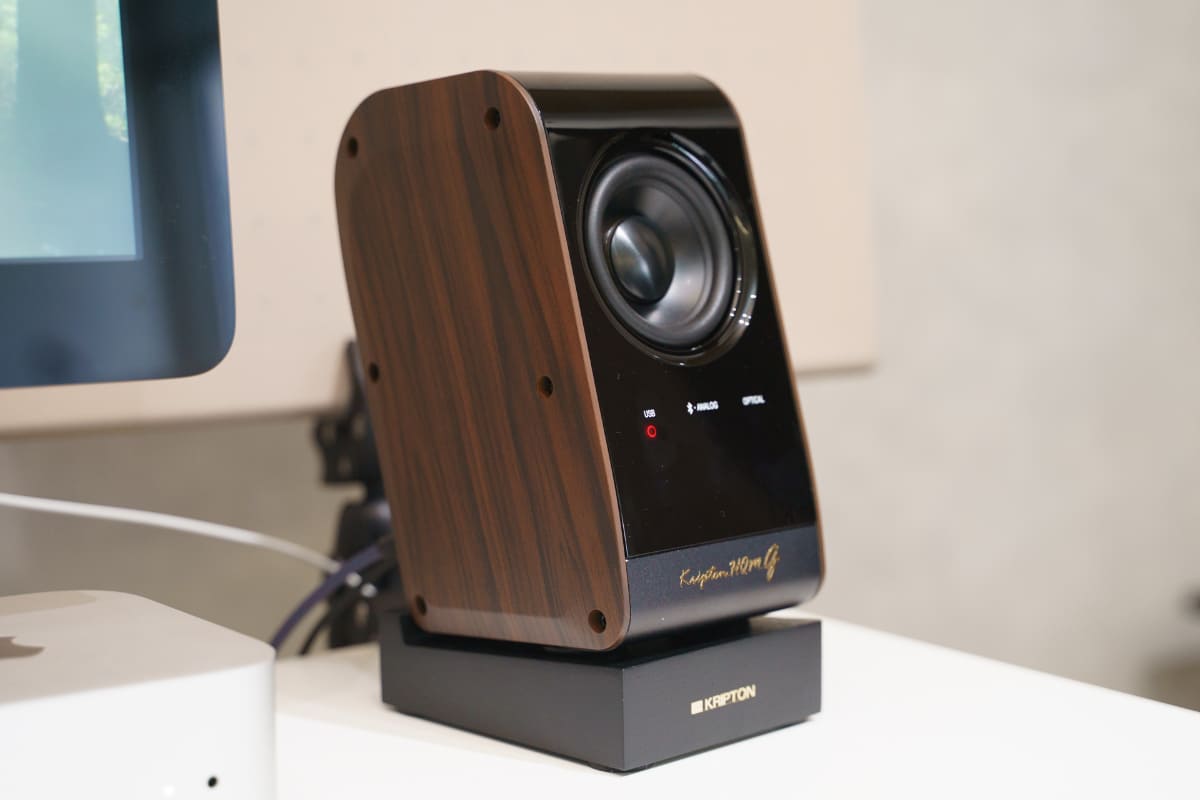 スピーカーを斜め上に向けられる「小型スタンド」