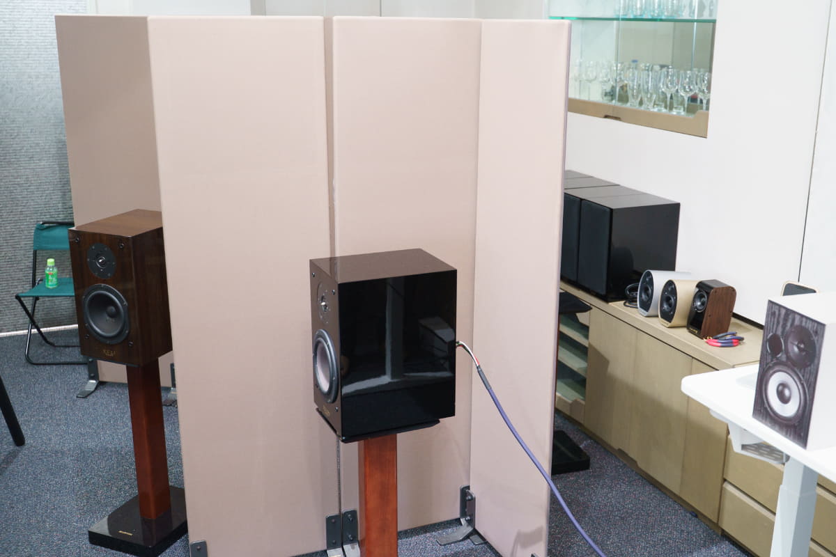 このような大型の調音パネルが既に発売されており、それを小さくしたものと言える