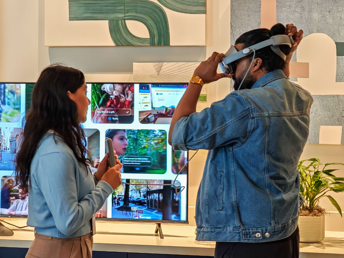 他の記者が体験中のもの。プラスチックのバンドが頭の後ろまで回る構造なのが良くわかる