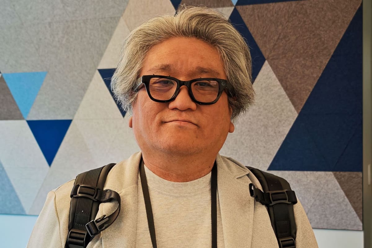 スマートグラス型プロトタイプを体験中。見た目は全く普通のメガネに見える