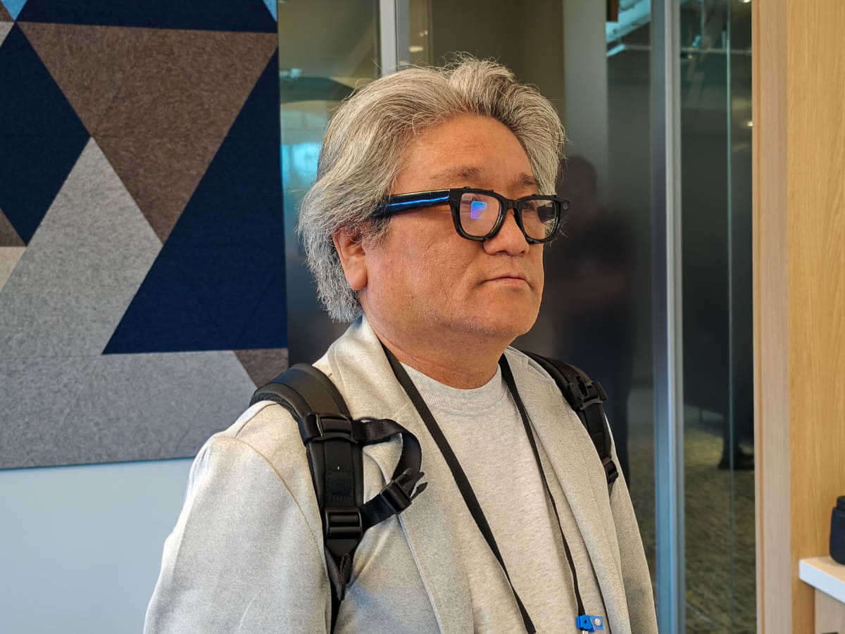 ディスプレイ点灯中に撮影したもの。右目側の明るい部分に画像が見えている