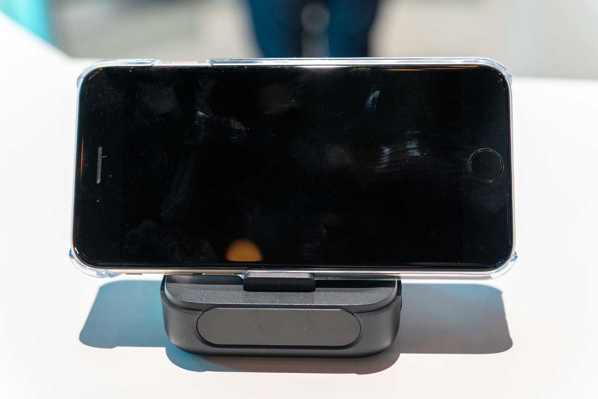 ケース内側の爪を立てれば、スマートフォンスタンドとしても使用できる