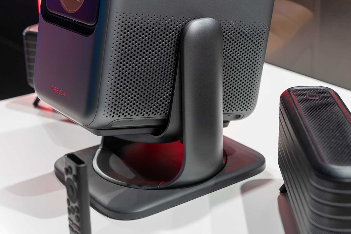 別売りアクセサリとしてジンバルスタンド(12,990円)も用意する