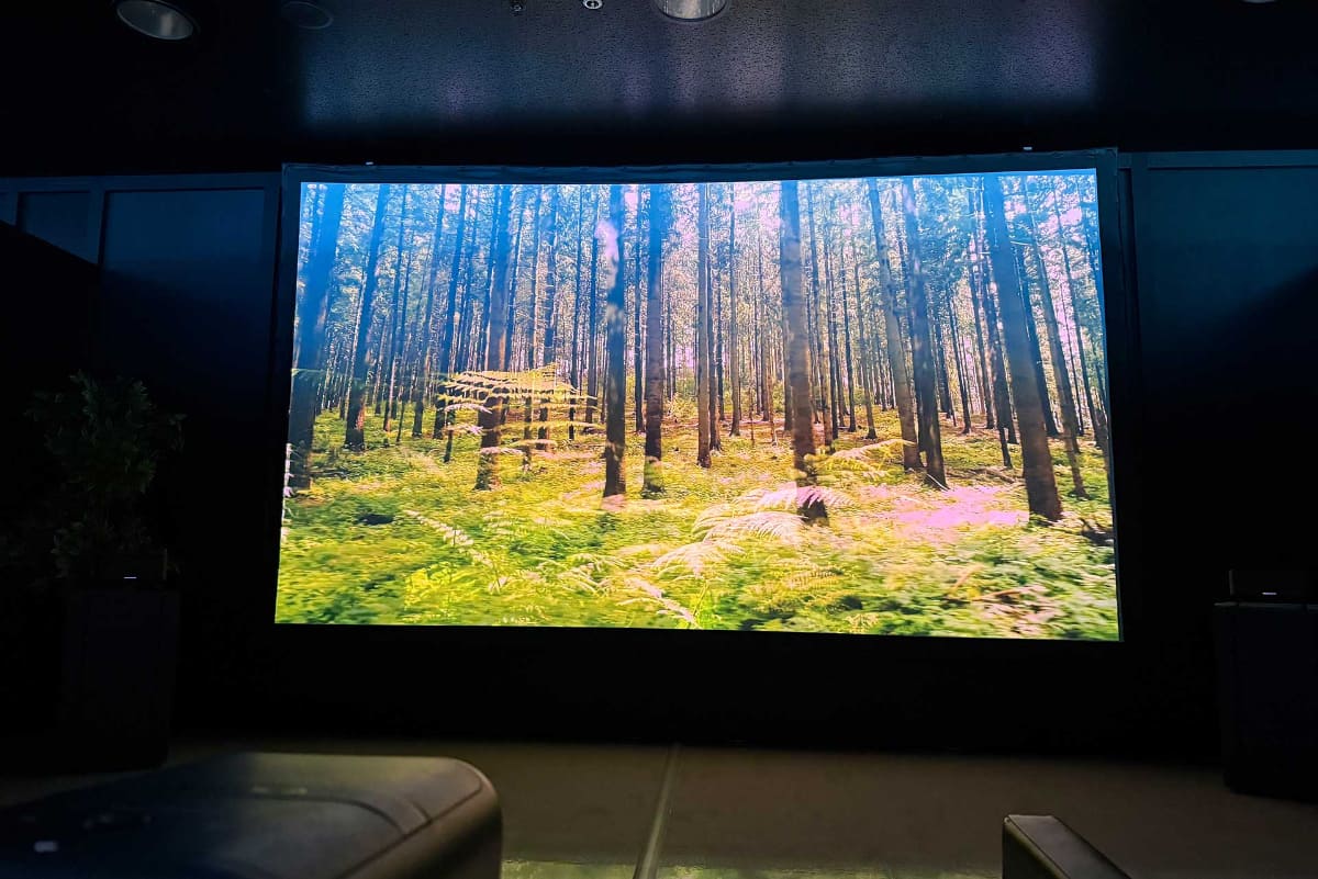 別売りアクセサリとしてジンバルスタンド(12,990円)も用意する