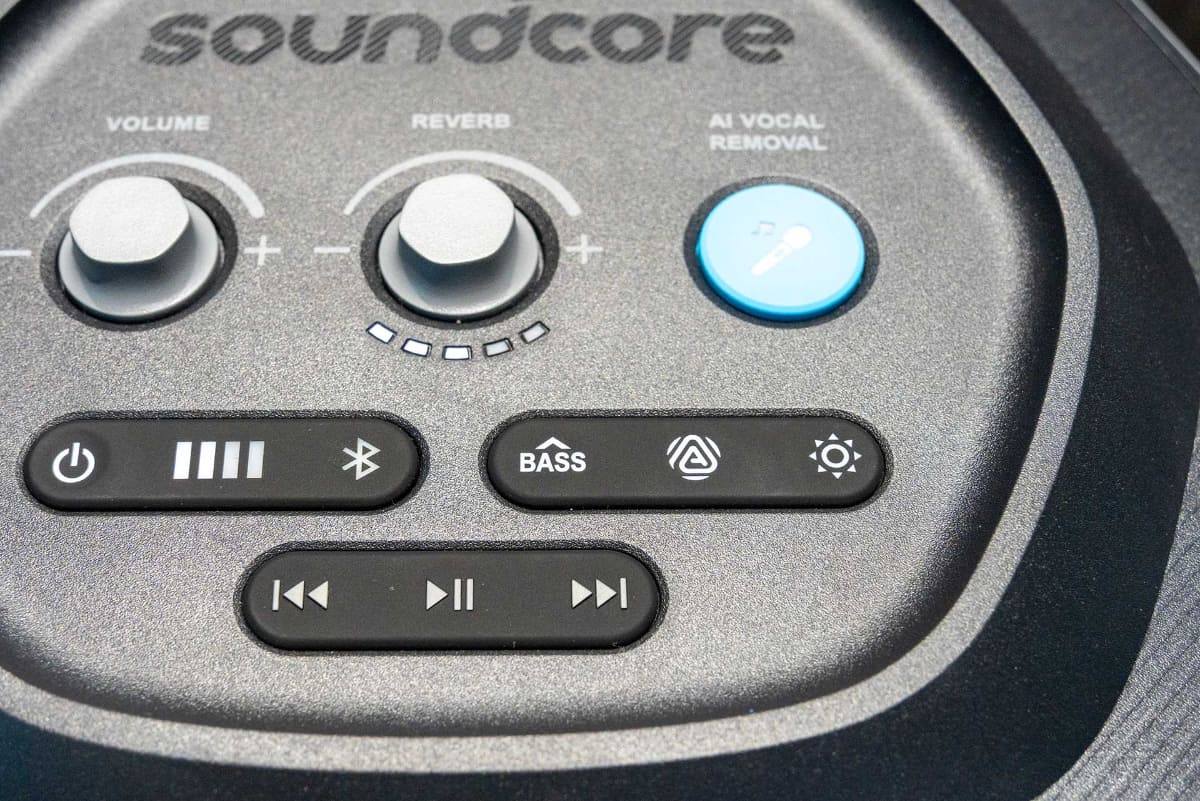 本体上部の操作部。青いボタンがAIボーカルリムーバーの起動ボタン。中央右「BASS」ボタンの右隣はAuracast用のボタン