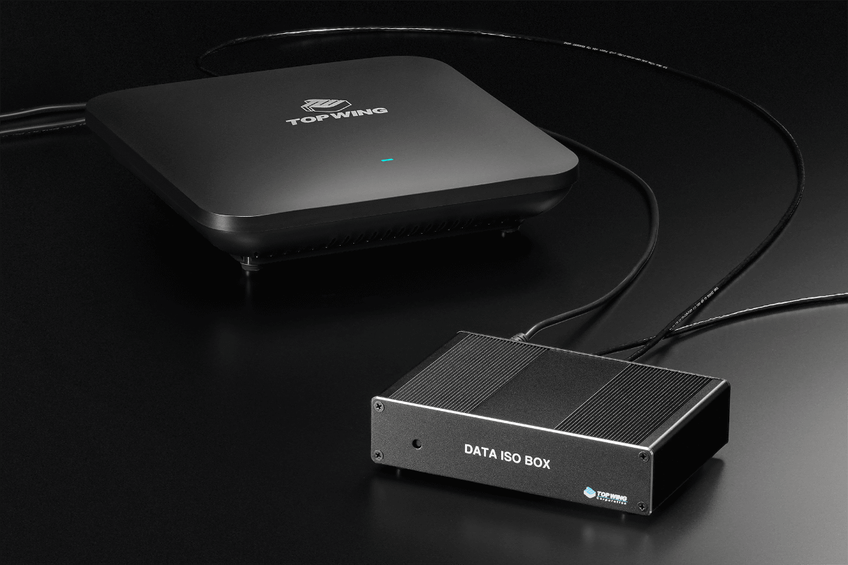 手前がオーディオ専用ルーター「DATA ISO BOX」、奥がオーディオ専用無線アクセスポイント「OPT AP」