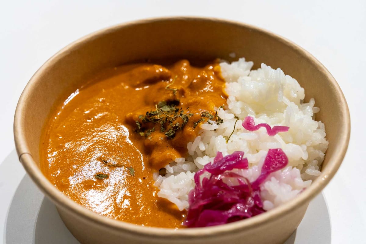 店舗で提供される「バターチキンカレー(甘口)」を試食