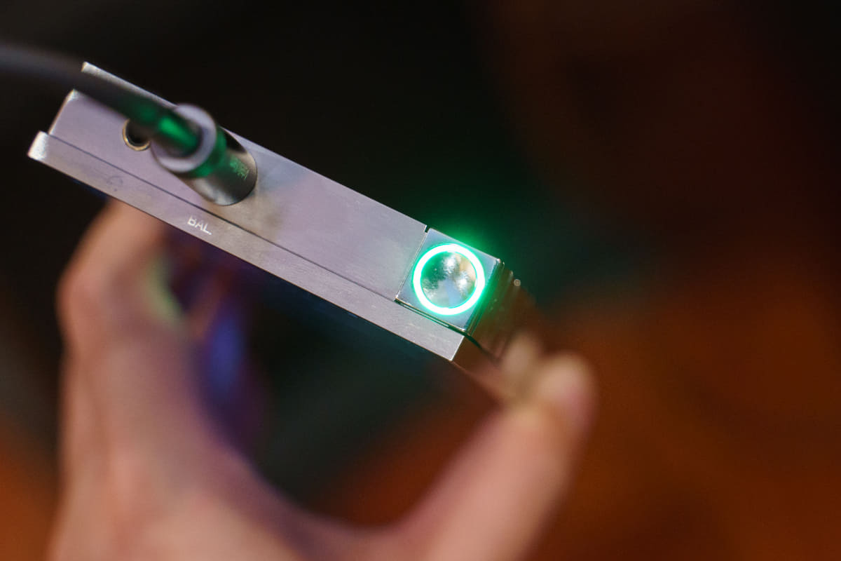 電源ボタンのまわりにあるLEDライトで、再生中の曲のビット深度情報がわかる