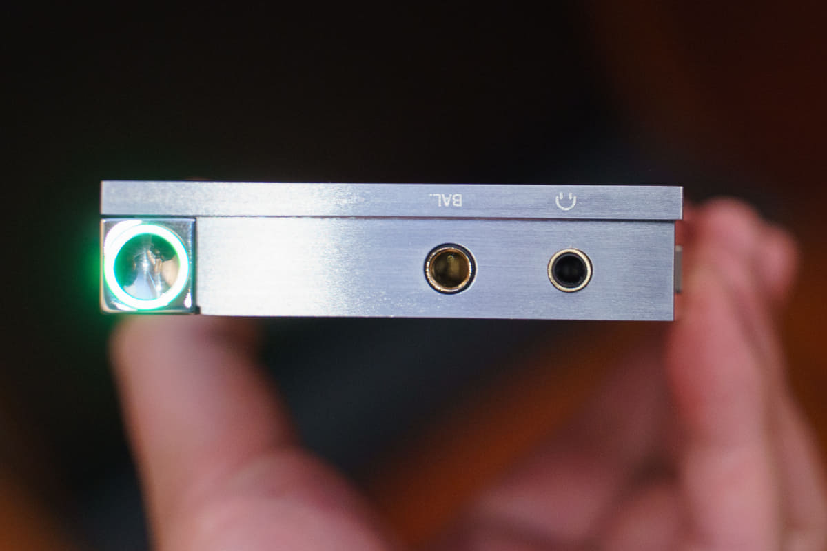 イヤフォン出力はアンバランス3.5mm、バランス4.4mm