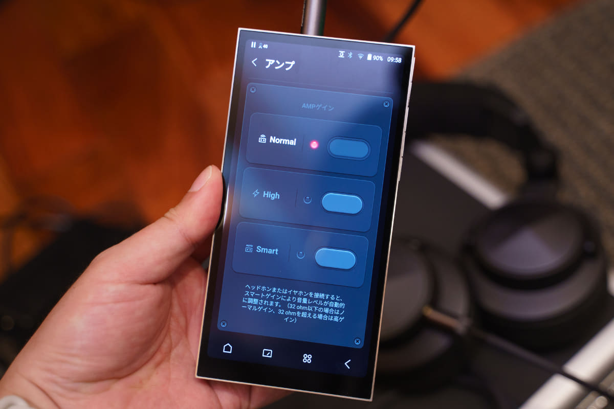 このようにノーマルとハイゲインを切り替えられるほか、接続したイヤフォン/ヘッドフォンのインピーダンスに合わせて自動で切り替えてくれる「スマートゲイン」も利用できる