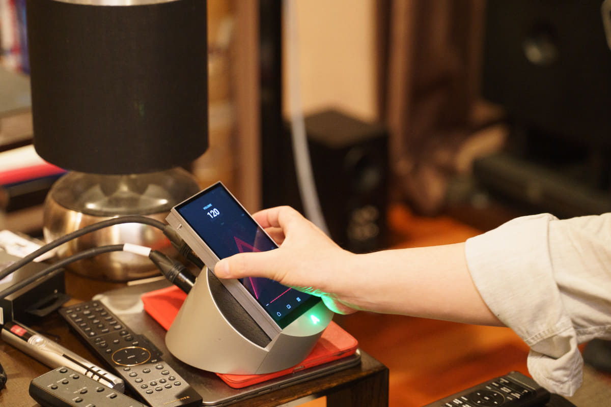 長いXLRケーブルを使い、PD10 + クレードルを手元のテーブルに置いた