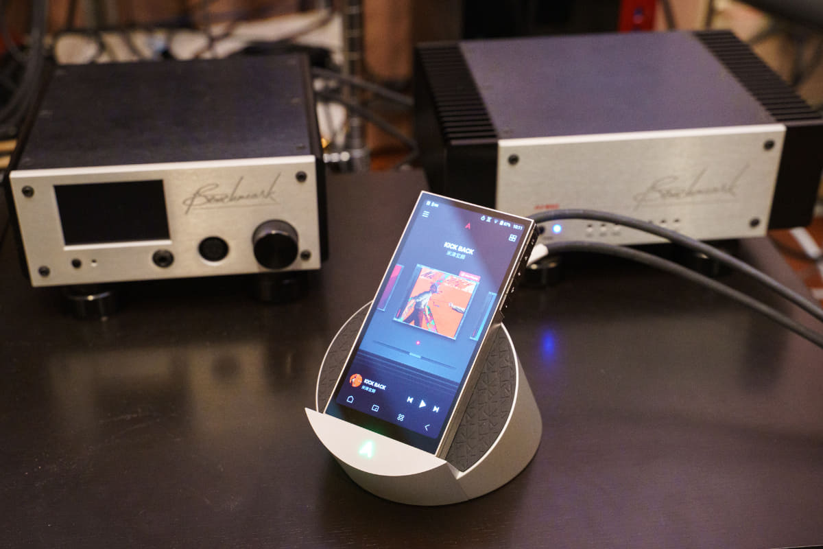 ベンチマークのプリアンプ「HPA4」とパワーアンプ「AHB2」