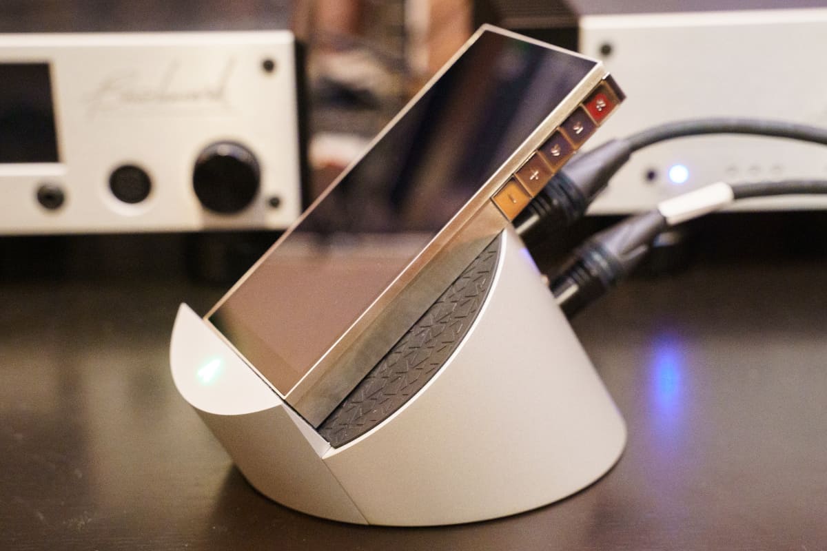 XLR出力と給電用USB端子を備えたクレードルがセットになっている