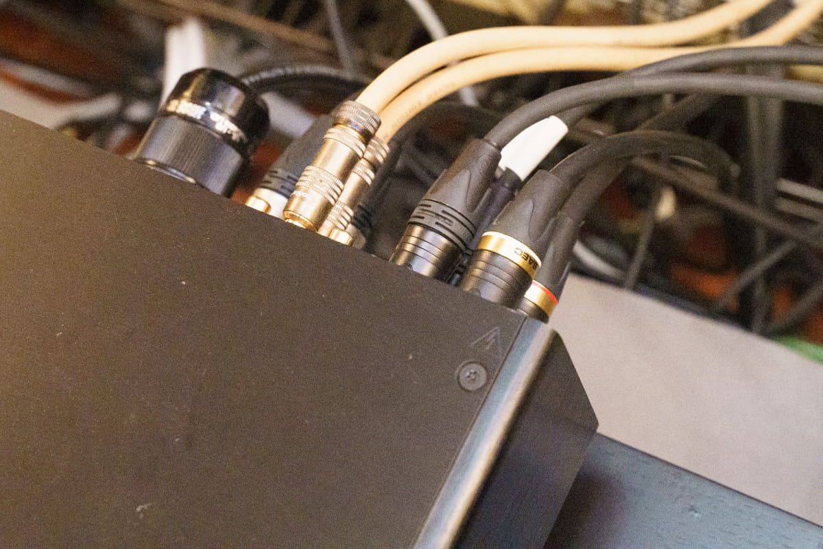 プリアンプ「HPA4」とXLRで接続する