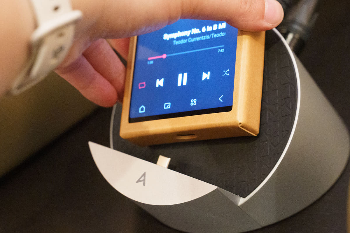 ケース自体の質感やデザインは良いのだが、外さないとクレードルに設置できないのがちょっと残念