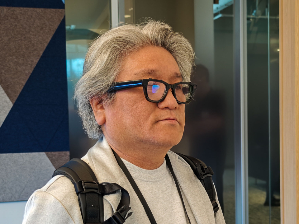 スマートグラス型のプロトタイプ。筆者が試しているときの様子