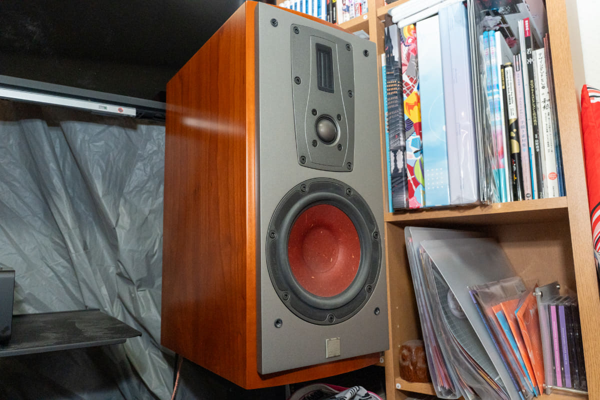 我が家にやってきたMENTOR 2。スタンドがまだしっかり調整できていなくてテレビと若干被ってる……