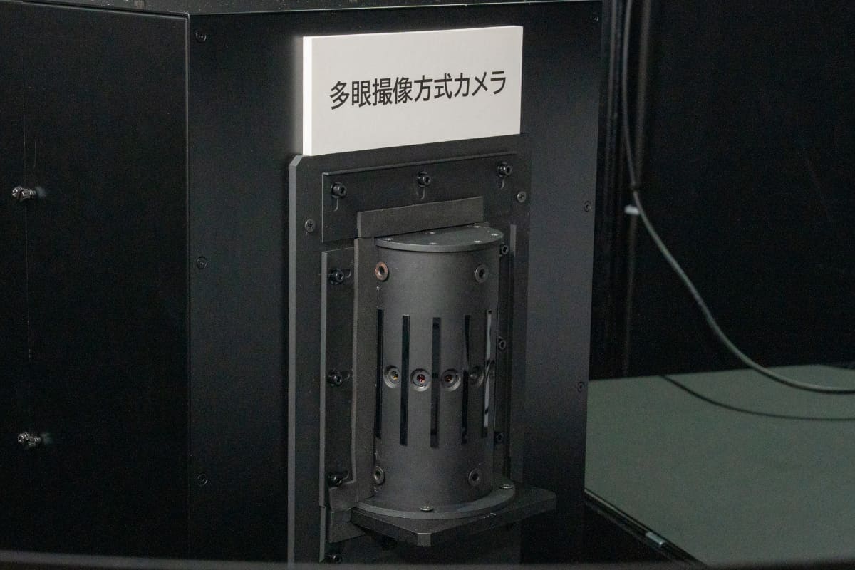 横一列にレンズを並べることで、一度にパノラマ画像を撮影できる
