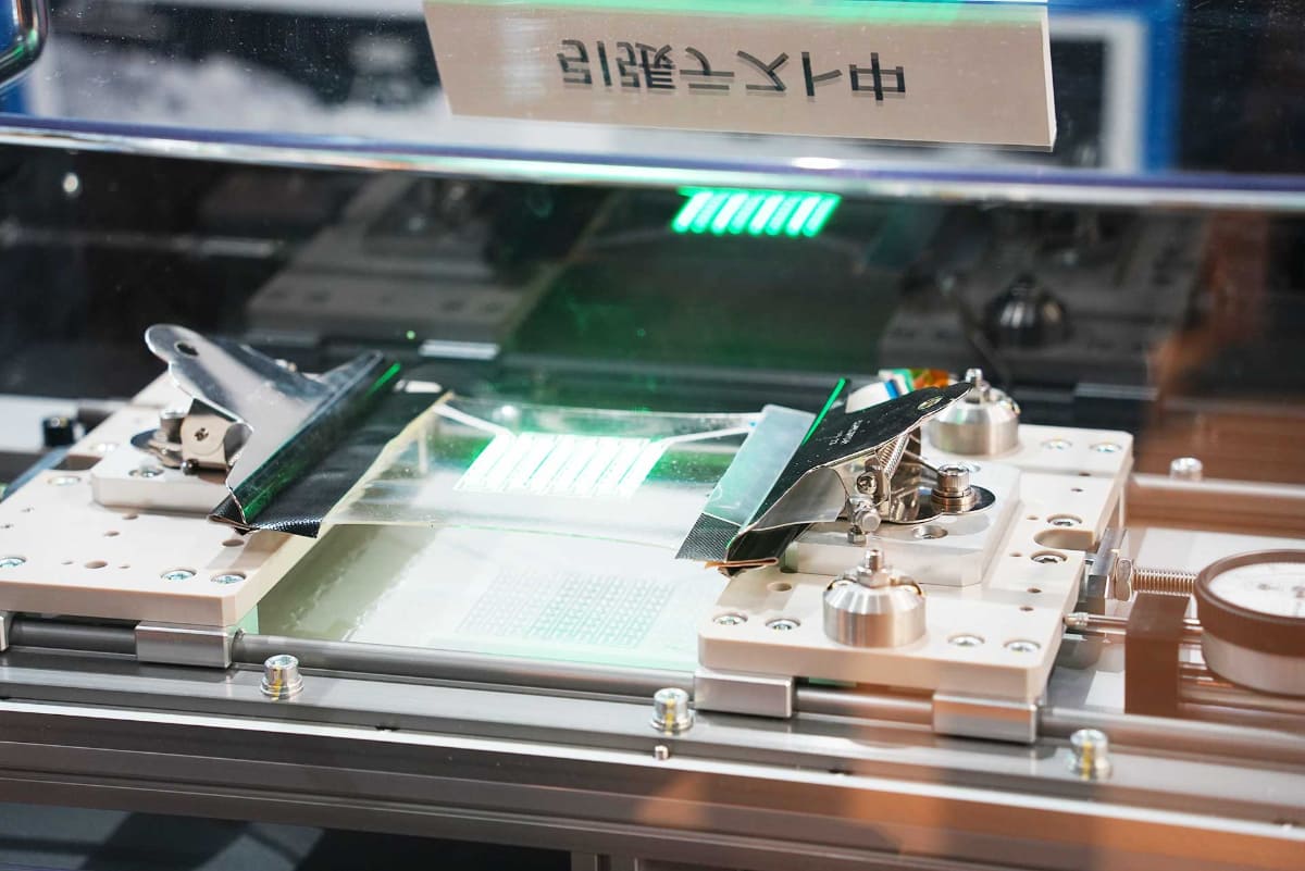 ディフォーマブルディスプレイを伸縮させるデモも