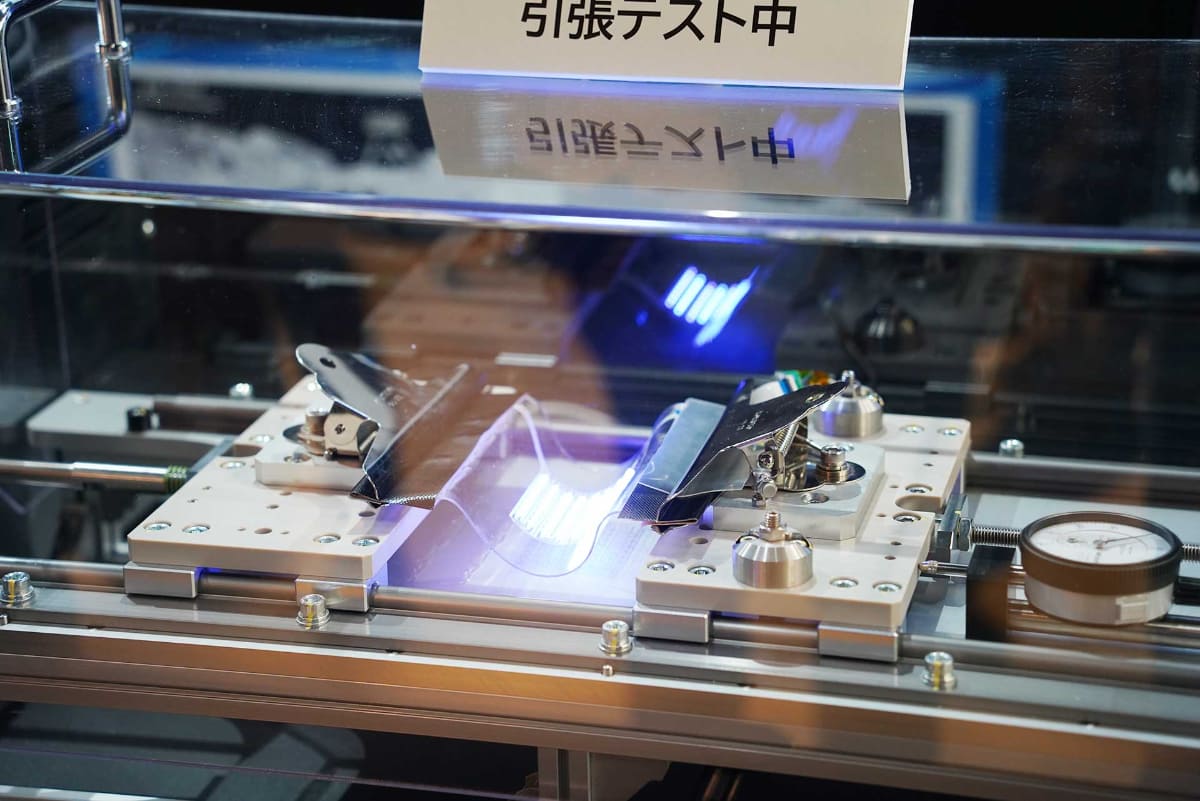 ディフォーマブルディスプレイを伸縮させるデモも