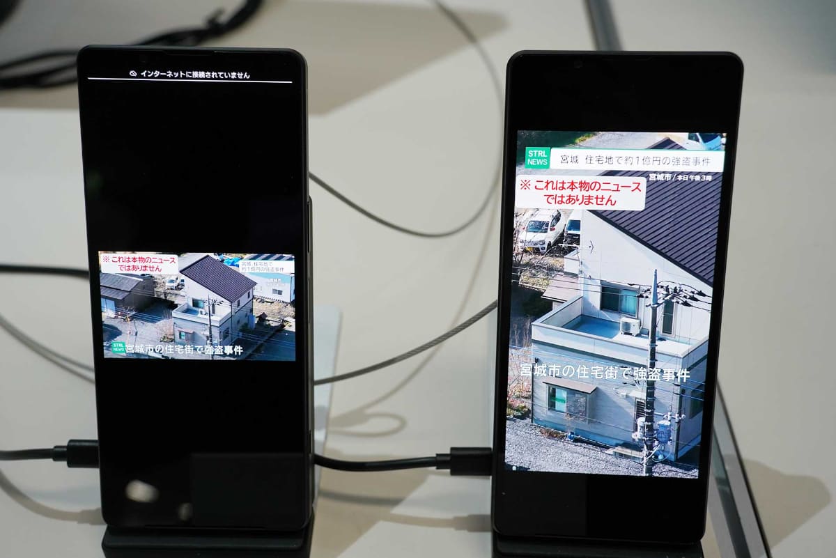 「縦型動画自動切り出し技術」のデモ。左が元のニュース動画、右が同技術で制作した縦型ニュース動画