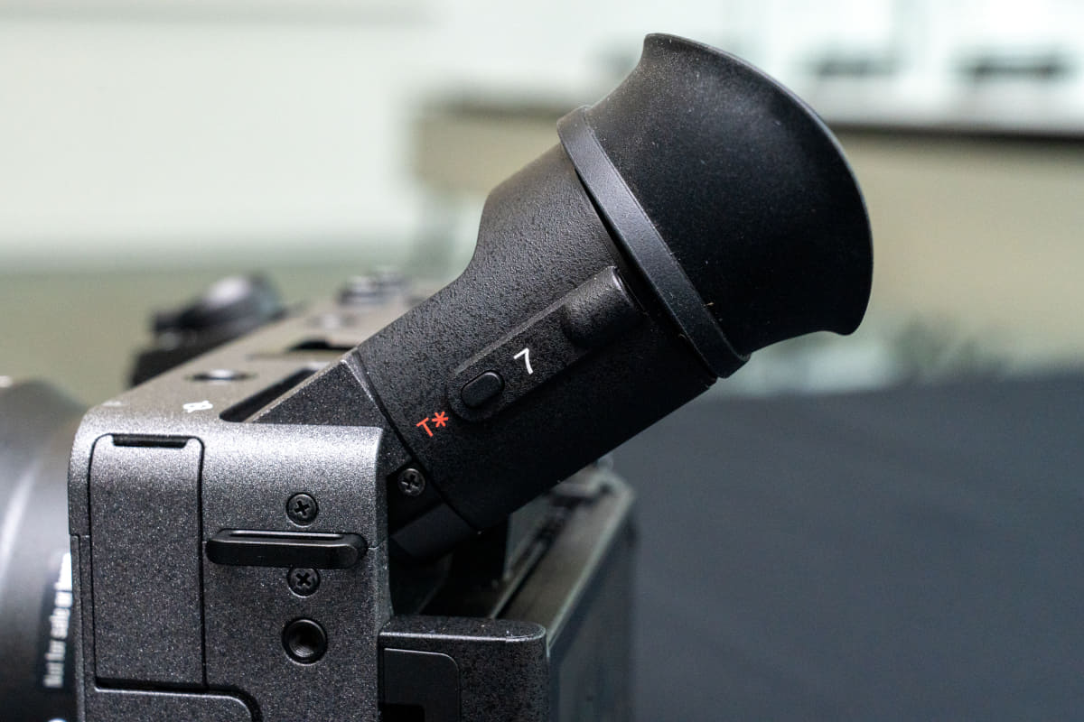 ファインダー側面にもカスタムボタンを搭載