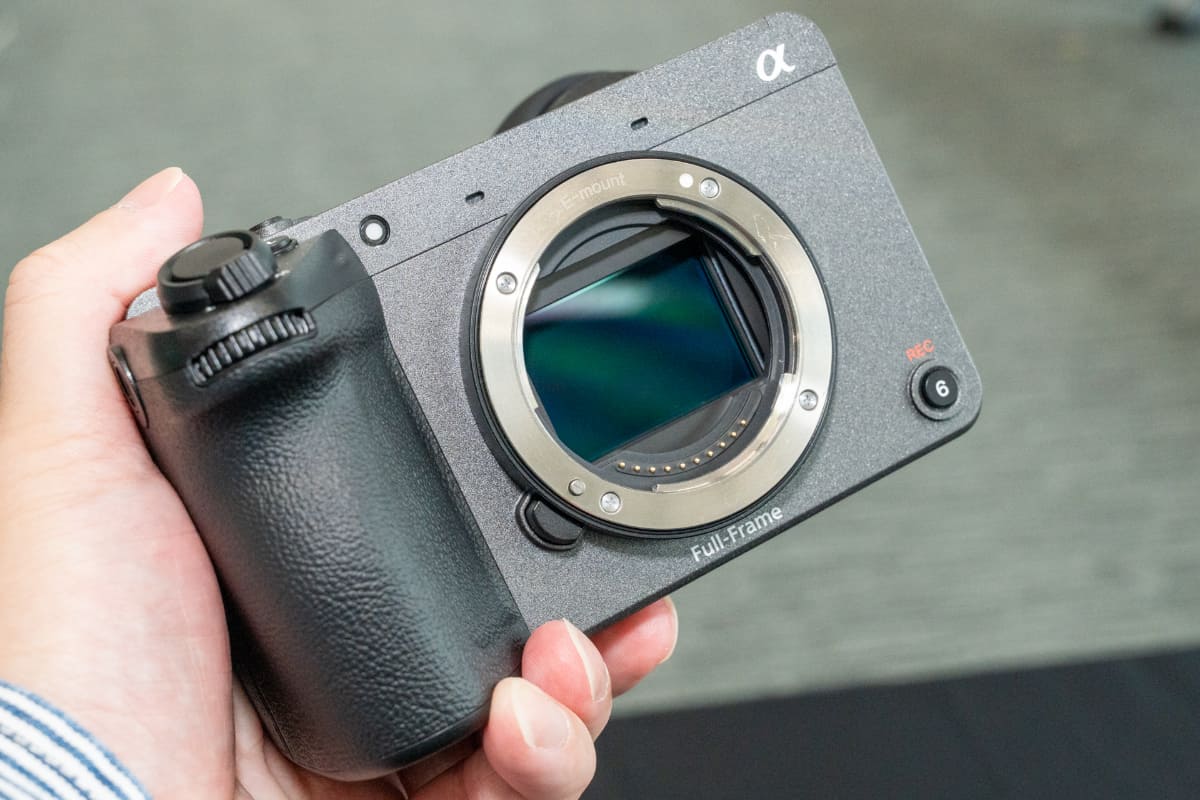 センサーはフルサイズ。FX3の下位モデルという位置づけ