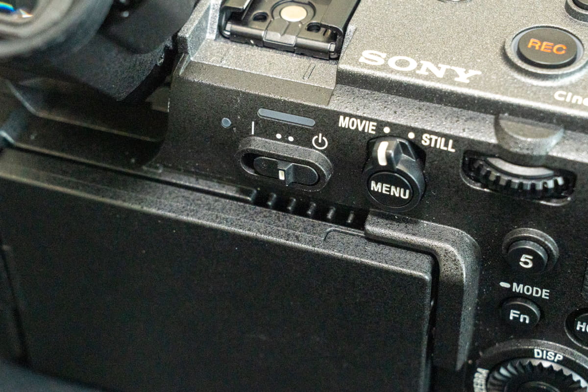 動画/静止画切替スイッチを装備