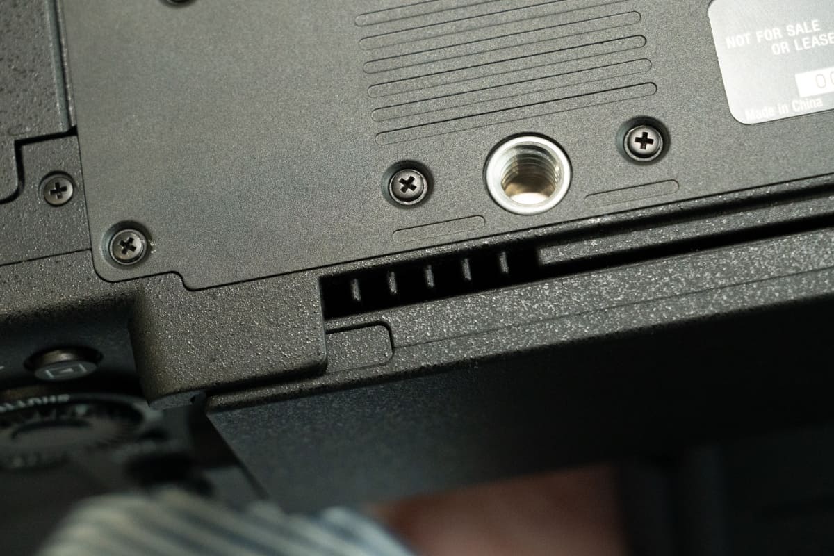 モニターを閉じても放熱口がしっかりと出ている