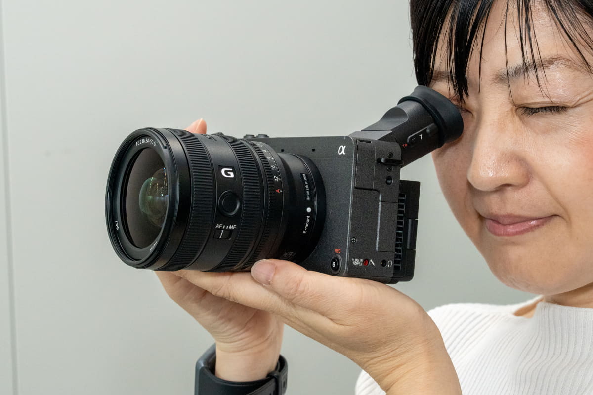 利き目に合わせてアイカップの向きは変更可能