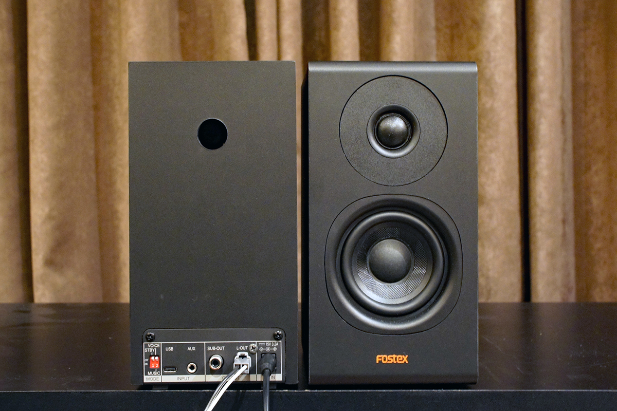 PM0.3BDの前面と背面。左右の接続ケーブルは付属の専用ケーブルを使用する