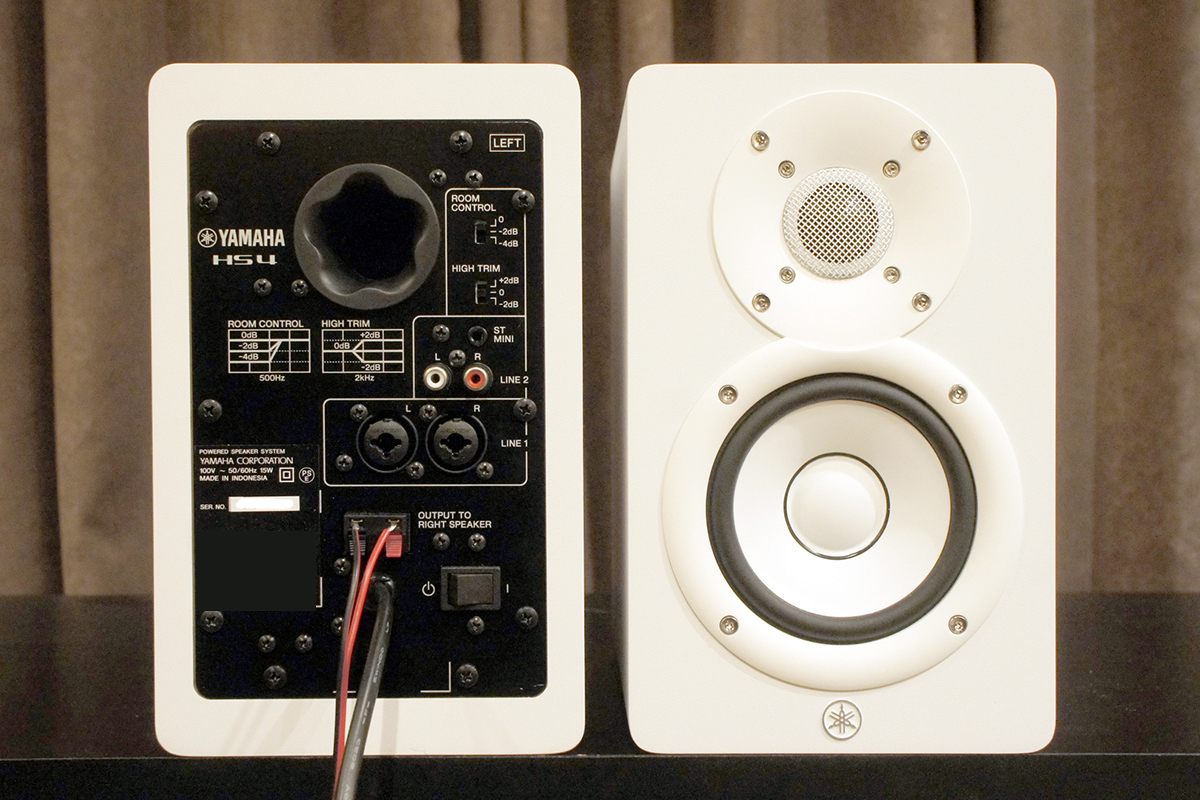HS4Wの前面と背面。TSフォーン/XLR兼用端子をはじめとするアナログ入力専用の装備。右側スピーカーとの接続も一般的なスピーカーケーブルだ