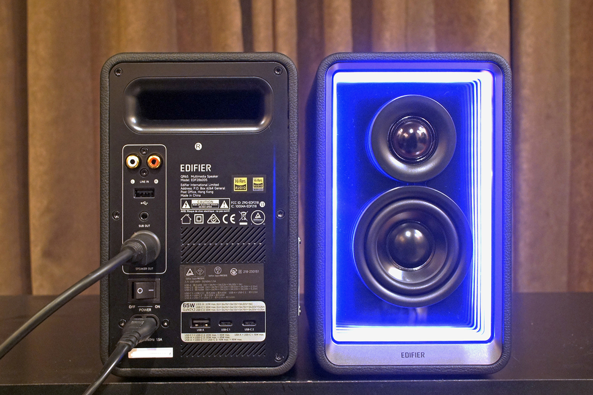 QR65の前面と背面。R側スピーカーとの接続ケーブルは専用の同軸ケーブルを使う。下部にあるのが充電用USB端子