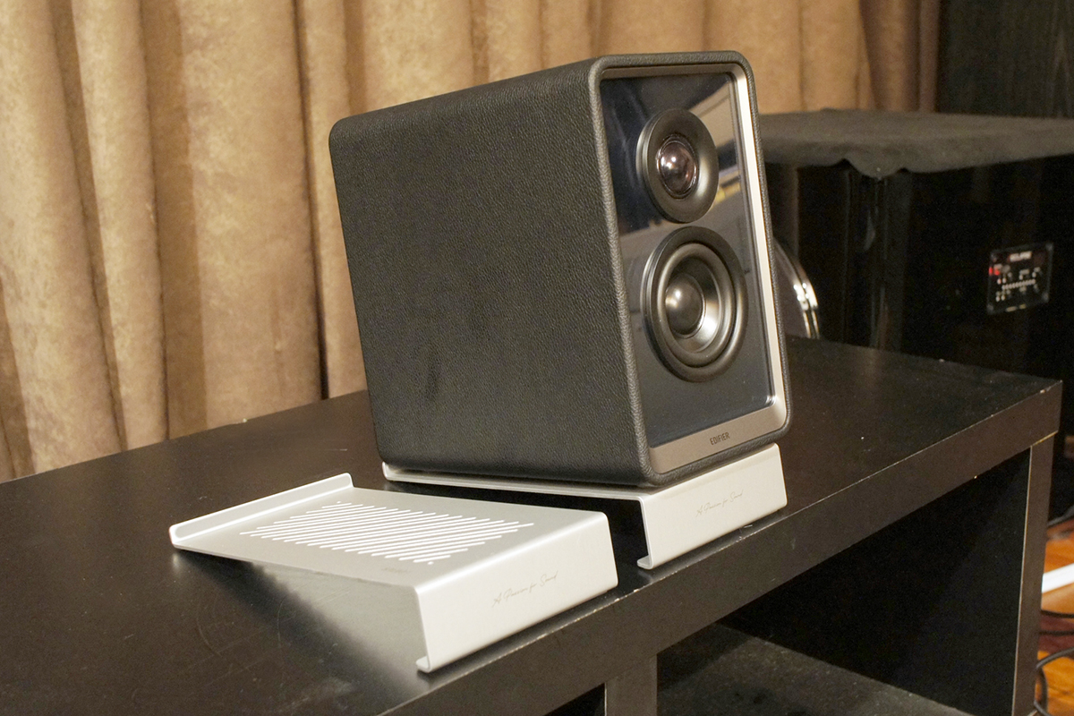 QR65に付属するデスクトップ用スタンド。斜め上に向けた設置ができる