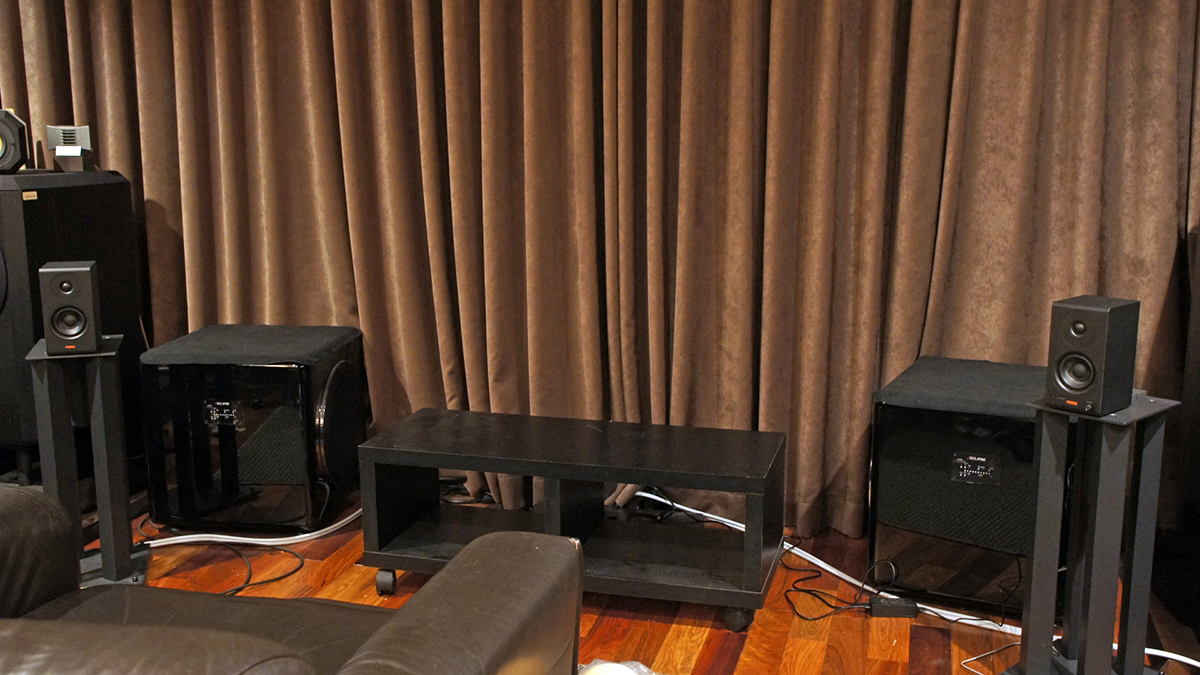 スタンドに設置した状態。標準的なスピーカースタンドに置いてみるとちょっと小さめにも感じるが、鳴りっぷりは十分