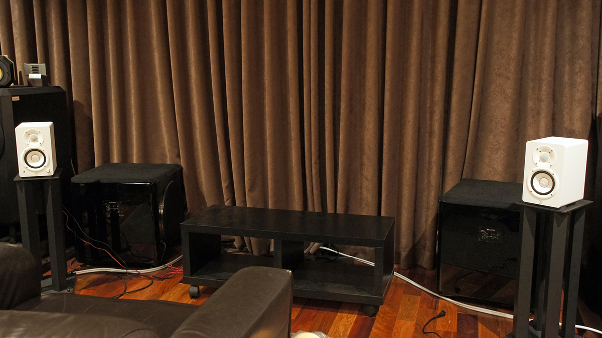 ヤマハ「HS4W」。真っ白な姿はリビングにも似合いそう。ただし音はやや辛口