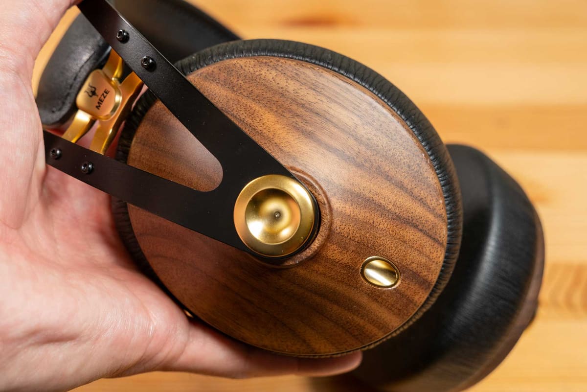 「99 Classics」は木製ハウジングを採用している
