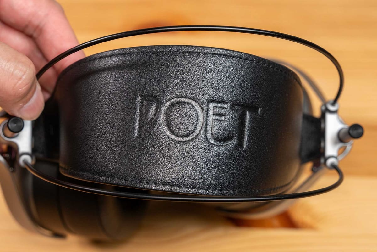 ヘッドバンドはチタン合金製。バンドには「POET」の文字も