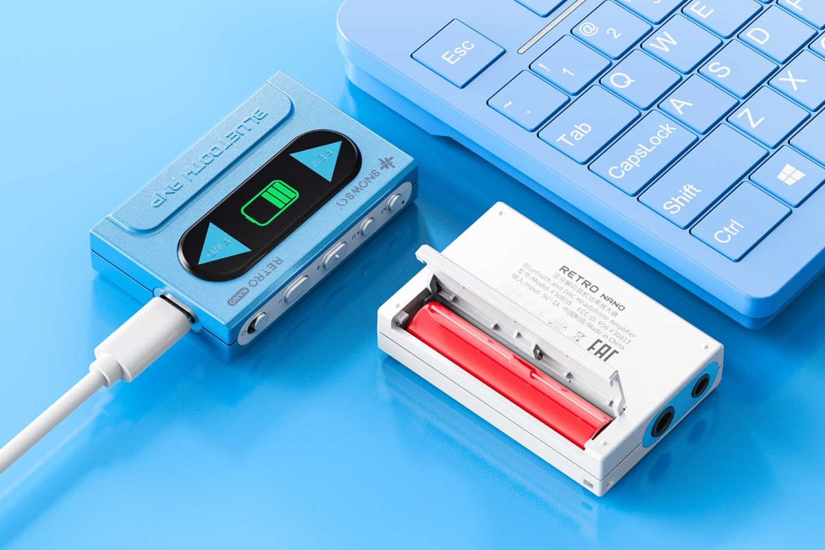 3.7Vの充電式リチウム電池を使用する。なお市販の単4バッテリーは使用できない