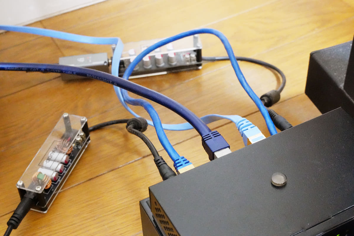 一般的なCAT7とCAT8のELECOM製ケーブルで結線し、これをデフォルトとする